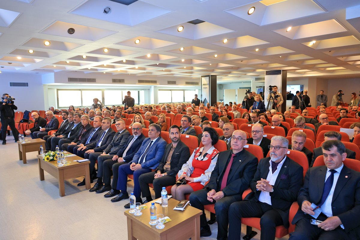 mersintso's tweet photo. Mersin’de markalaşma yolculuğu başladı

Mersin Ticaret ve Sanayi Odası (MTSO) öncülüğünde Mersin’de markalaşma yolculuğu başladı. Düzenlenen “Mersin Marka Rotası” Konferansı ile ürün, şirket, kurum ve şehir markalaşması konuları ele alınırken, kentte güçlü markaların oluşturulması, şehrin rekabet gücünün artırılması ve sürdürülebilir marka stratejilerinin geliştirilmesi adına uzman isimler bir araya geldi. Konferansın, Mersin’in marka şehir olma yolculuğunda önemli bir başlangıç noktası olması hedefleniyor.

MTSO 29 No’lu Kırtasiye, Matbaa, Reklam Ajansları ve Basın Yayın Hizmetleri Meslek Komitesi öncülüğünde, 10 No’lu Akaryakıt, LPG, Madeni Yağın İşlenmesi ve Ticareti, 14 No’lu İkamet Amaçlı İnşaat, 21 No’lu Denizyolu Taşımacılığı ve Destek Hizmetleri ile 40 No’lu Genel İnşaat Faaliyetleri Meslek Komiteleri desteği, Açıkhava ve Endüstriyel Reklamcılar Derneği (ARED) ile Marka Konseyi Derneği iş birliğinde Mersin Marka Rotası Konferansı düzenlendi. 8 farklı üniversiteden 30’a yakın uzman iki gün boyunca katılımcılara markalaşma yolculuğu konusunda stratejik bilgiler aktaracak. Toplantıya MTSO Yönetim Kurulu Başkanı Hakan Sefa Çakır, Meclis Başkanı Hamit İzol, Mersin Valisi Atilla Toros, Mersin Büyükşehir Belediye Başkanı Vahap Seçer, ilçe belediye başkanları, 29 No’lu Komite üyeleri, ARED Başkanı Şahin Acır, Marka Konseyi Derneği Başkanı Bülent Fidan ile iş dünyası temsilcileri ve akademisyenler katıldı. İki gün sürecek Mersin Marka Rotası Konferansı kapsamında farklı üniversitelerden akademisyenler ve sektör temsilcileri şehir markalaşması, marka stratejileri ve marka yönetimi konularında sunumlar gerçekleştirecek. 

Haberin Devamı: ⤵
https://t.co/xBkbuqWxxM