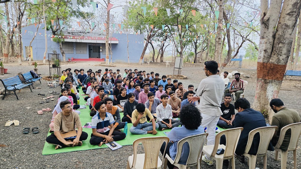ThinkerNeeraj's tweet photo. Visited @eklavya_india, Nagpur last Sunday, after many invitations from @RajuKendree Bhai.
Interacting with stdnts frm remote parts of India made one thing clear: institutions tht go bynd  textbooks still matter.
Gr8 to c strg participation of girls from across states
#education https://t.co/rnHLozmPSN