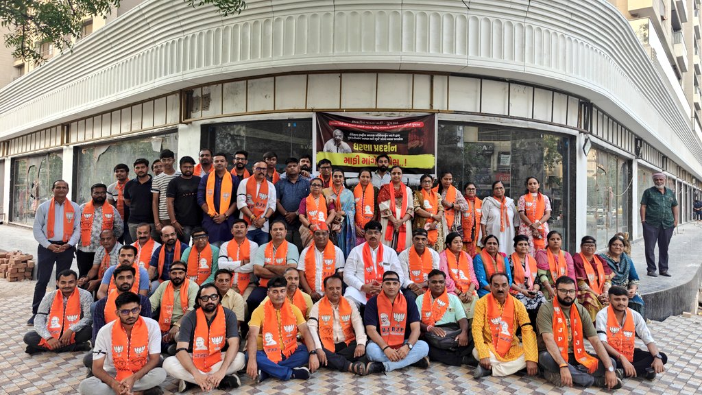 AmitThakerBJP's tweet photo. જોધપુર વોર્ડના વોર્ડઓફિસ ચારરસ્તા પાસે કોંગ્રેસના રાષ્ટ્રીય પ્રમુખ મલ્લિકાર્જુન ખડગેના ગુજરાતીઓને લાંછન લગાડતા બેજવાબદાર નિવેદન માટે આક્રોશ વ્યક્ત કર્યો.

ગુજરાત અને ગુજરાતીઓ વિશ્વભરમાં પોતાની પ્રતિભા, પરિશ્રમ થકી વૈશ્વિક ઓળખ માટે જાણીતા છે. 

ભારતના વિકાસમાં ગુજરાતનું યોગદાન હંમેશા અગ્રણી રહ્યું છે. આજે શ્રી @narendramodi રાષ્ટ્રયોગી તરીકે દેશસેવામાં સમર્પિત રહી વિકાસના નવા આયામ સ્થાપી રહ્યા છે. એવા સમયે કોંગ્રેસના મલ્લિકાર્જુન ખડગે દ્વારા આપવામાં આવેલું બેજવાબદાર નિવેદન ભારતની સહિષ્ણુતા અને ગુજરાતની અસ્મિતા પર કુઠારઘાત સમાન છે.

ગુજરાતની જનતા સ્વાભિમાની છે અને આવા અપમાનજનક નિવેદનોને ક્યારેય સ્વીકારશે નહીં  તેનો યોગ્ય જવાબ આપશે.
#માaફી_માંગે_કોંગ્રેસ #माफ़ी_मांगे_कांग्रेस