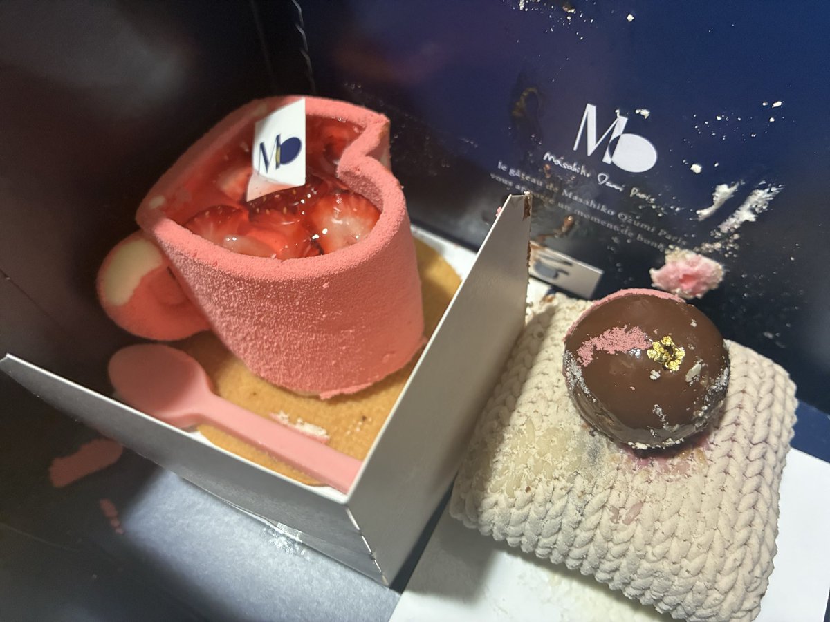 BOC13_fj's tweet photo. ビジュアル命のケーキのおつかい頼んでたんだけど厳しかったみたい😇
なんとか修復はしたんだけど、、、って言いながらこれ見せられた😇😇 https://t.co/aK4rAQKpaN