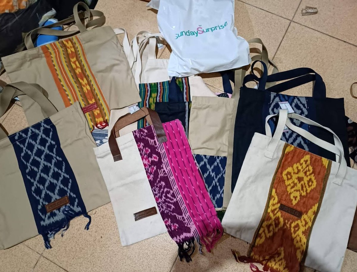 jacintha_box's tweet photo. Thank you Dien's Craft Jogja 🥰 lovely pouch sesuai warna yg aku request. 
Sodara ku ini emang jago bikin apa2, mau pesan2 boleh ya DM aku aja

#mantu
#suvenir https://t.co/e2d5VtBQ2p