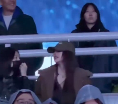 edlnlive's tweet image. Whoever the BTS member she’s close with and invited her, it’s honestly crazy that she was willing to go like this. It really feels like a historic moment to see her attending a K-pop artist’s concert since no one really expected this coming, especially out of all the IVE members.