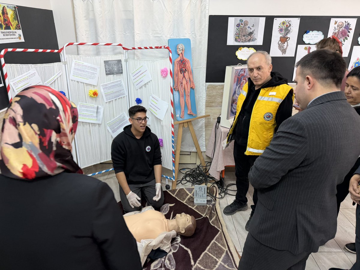 Kaymakamımız Kadir Yurdagül, Karacaoğlan Sağlık Meslek Lisesi tarafından Sağlık Haftası kapsamında düzenlenen sergi açılışı ve etkinlik programına katıldı.

Okulun sergi alanında gerçekleştirilen programda, öğrenciler tarafından hazırlanan sağlık temalı projeler, bilgilendirici
