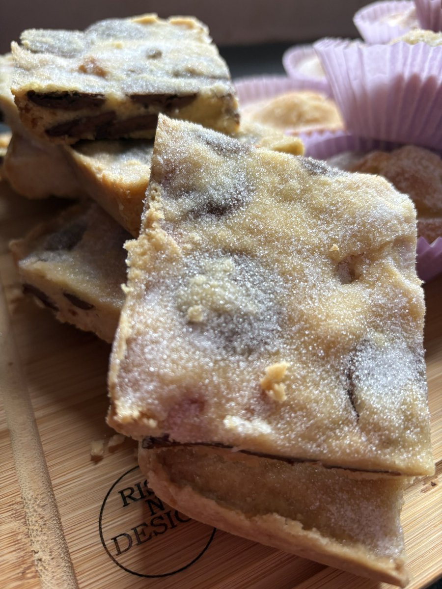 thebakingnanna1's tweet image. It’s fakeaway #pizza night 😍so that means pizza swirls and I did a bit of baking in between 😊I made the giant chocolate buttons shortbread and some strawberry jam Duffins