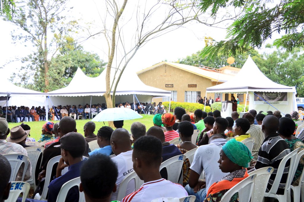 BugeseraDistr's tweet photo. Umuyobozi w'Akarere Wungirije Ushinzwe Iterambere ry'Ubukungu, @umwalia9 yavuze ko kwibuka Jenoside yakorewe Abatutsi ari umwanya mwiza wo gusubiza agaciro Abatutsi bishwe muri Jenoside yabakorewe bambuwe no guharanira ko itazongera kubaho ukundi. https://t.co/S06tme8nSo
