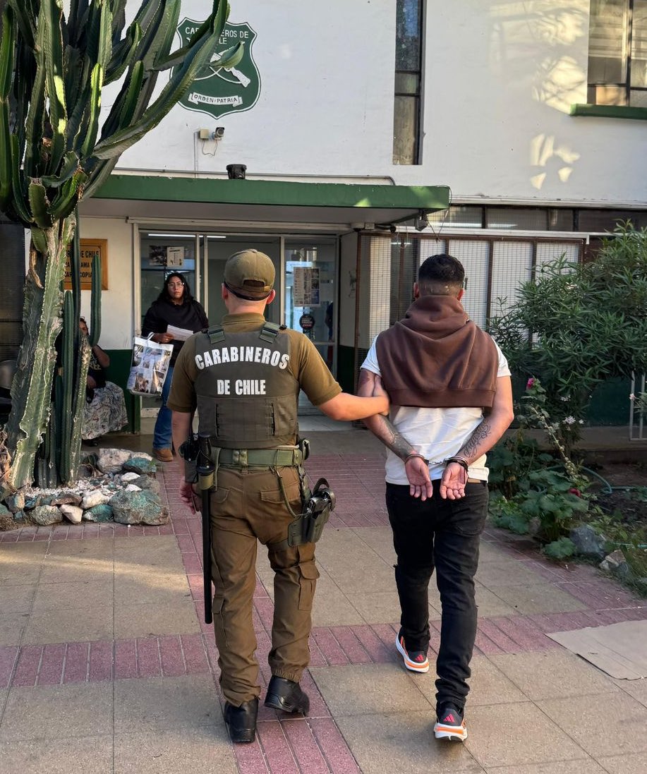 CarabIIIRegion's tweet photo. #Copiapó: Durante los servicios preventivos del personal de la 5ª Comisaría Control Orden Público (COP) Atacama permitieron capturar dos 👨🏻 prófugos de la justicia. Uno de ellos con dos órdenes vigentes de la ciudad de Antofagasta. Ambos 👨🏻cuentan con amplio prontuario delictual. https://t.co/fpeBbbZnxq