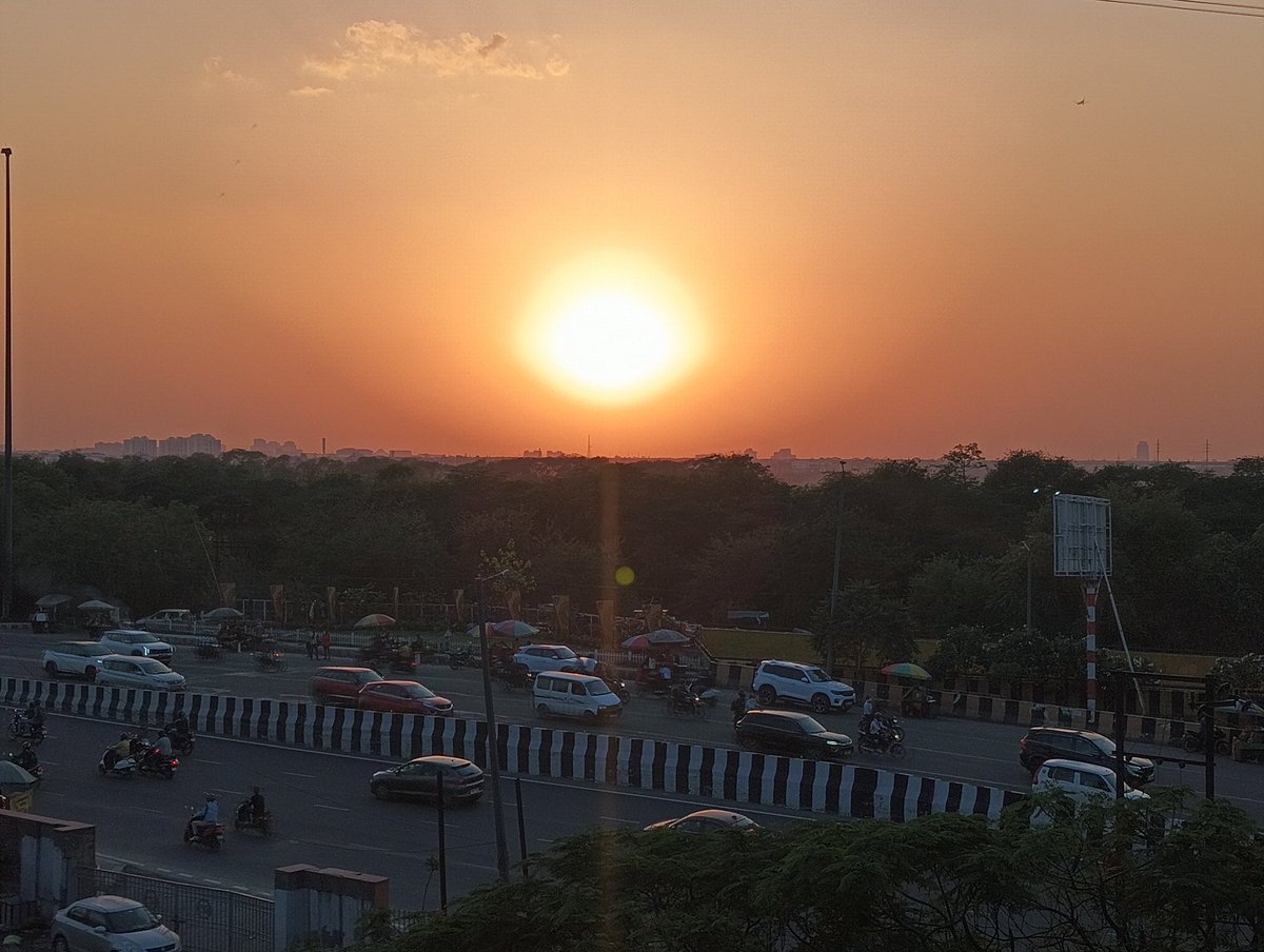 NikhilkRastogi's tweet photo. ๐ When the #city pauses for a #sunset.
#Beautifully #captured #image
#Delhi #NCR #India https://t.co/cVgNXHTFJ0
