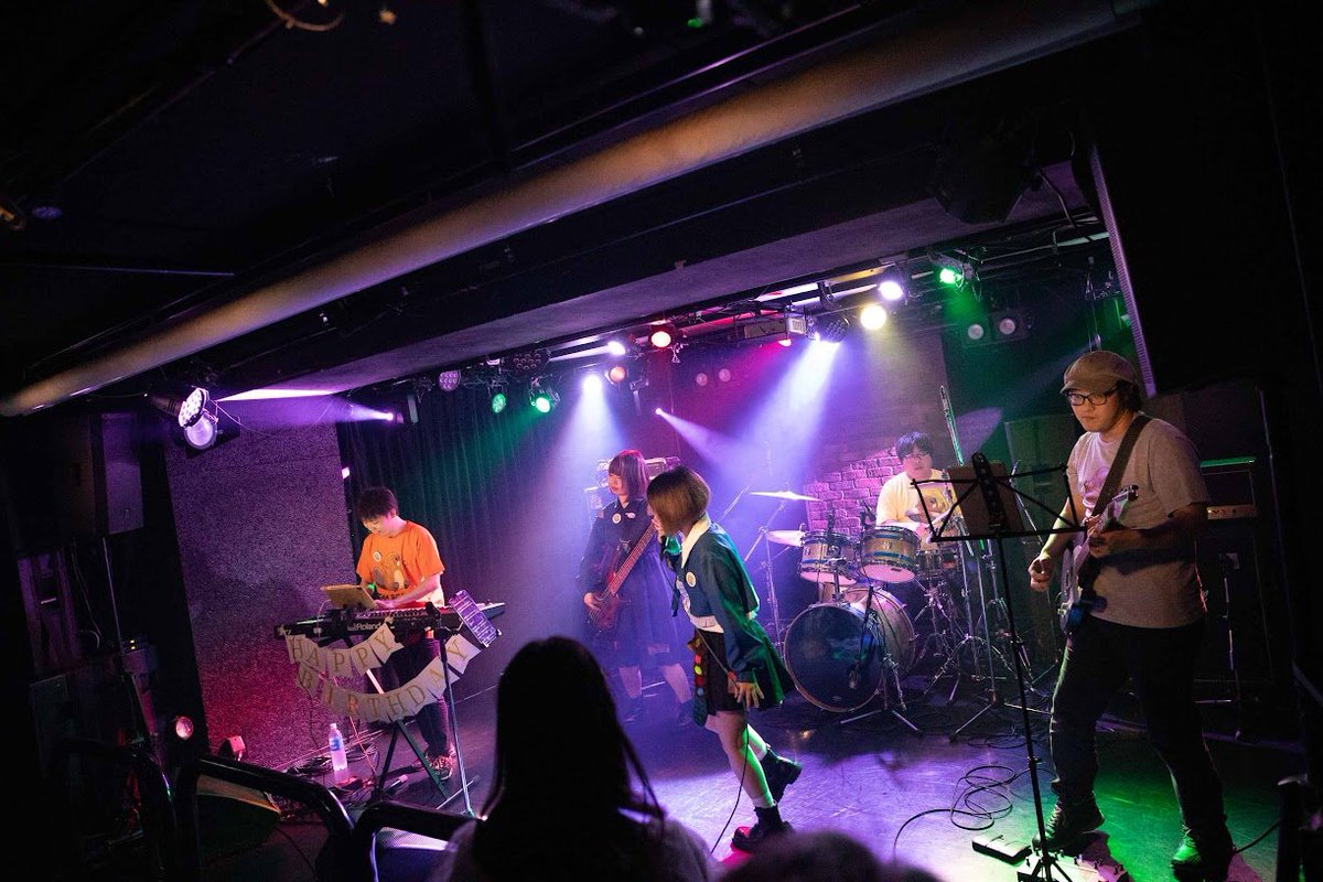 bibabeaver's tweet photo. 3バンド目：びーばろいど
ボカロ曲のコピーバンドです。
6バンドまで決まっていたところで、突如やりたいこと（後述）が思いついてしまい、割とぎりぎりで参加が確定したバンド。確か4ヵ月前かな？
一時期ニコニコでボカロ見まくってた時代があるので選曲は主にその時代から
#VivaLive https://t.co/uZmligCAH1
