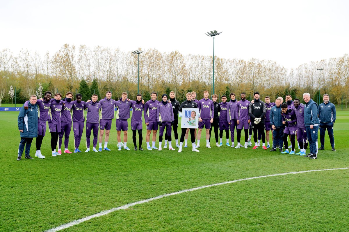 Everton's tweet image. Ahead of training this week, we marked @JPickford1's 100th #EFC clean sheet. 🧨💙
