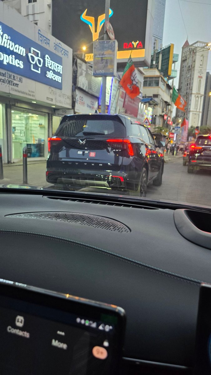 Rits_i's tweet photo. @MTPHereToHelp this car is blocking traffic at Worli Naka signal near city bakery. https://t.co/1pGgYpS9ft