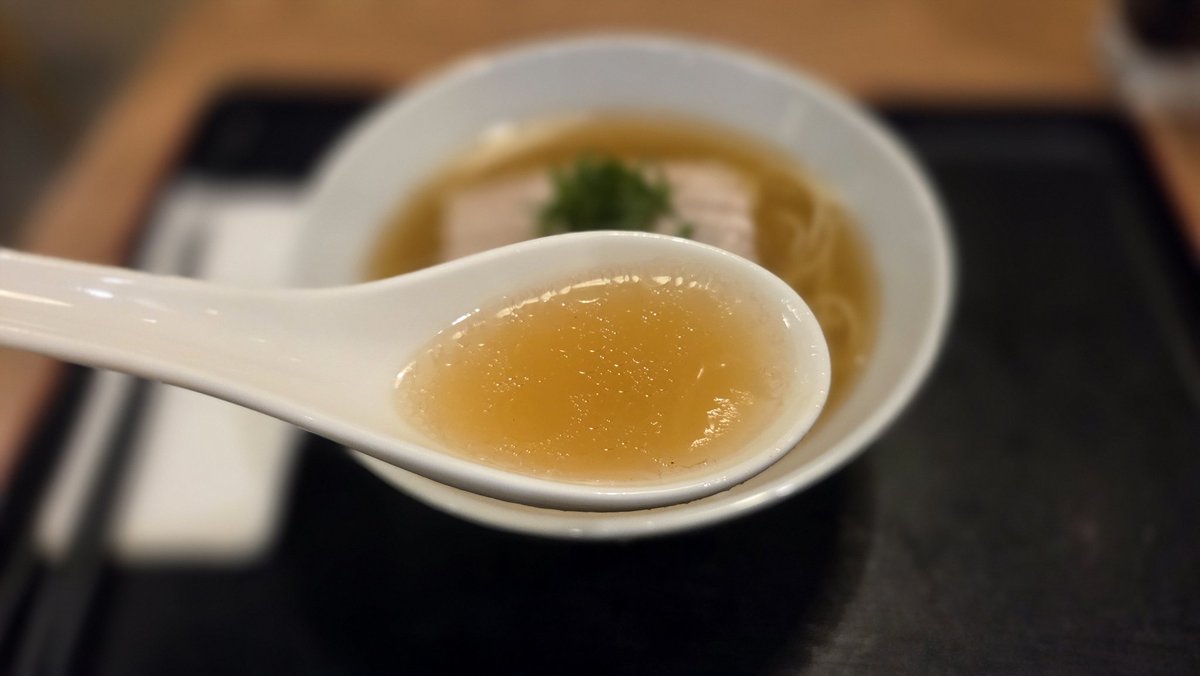 watarujin1110's tweet image. 淡麗"老豚"そば390THB(VAT, ｻ料別)
一燈@ Chid Lom
限定は売切れていたが未食麺を発注。バンコクでは珍しい黄金色のクリア豚骨。スープは豚骨清湯に白だしの返し。これは美味い！麺は滑らかな中細ストレート。トッピングはシンプルに柔らか豚バラとネギのみ。美味しく完飲完食。
#バンコク
#ラーメン