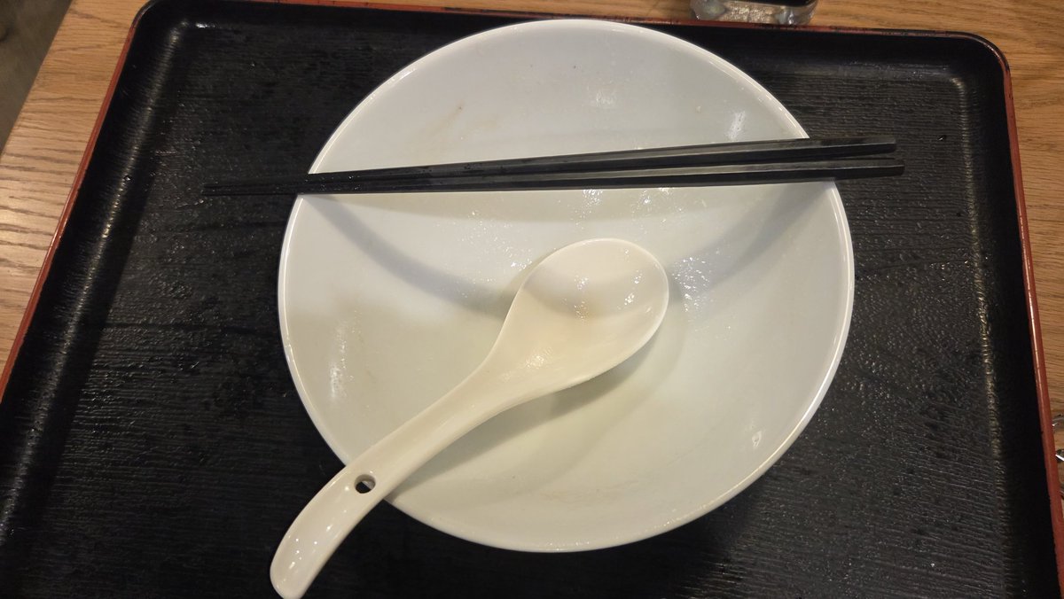 watarujin1110's tweet image. 淡麗"老豚"そば390THB(VAT, ｻ料別)
一燈@ Chid Lom
限定は売切れていたが未食麺を発注。バンコクでは珍しい黄金色のクリア豚骨。スープは豚骨清湯に白だしの返し。これは美味い！麺は滑らかな中細ストレート。トッピングはシンプルに柔らか豚バラとネギのみ。美味しく完飲完食。
#バンコク
#ラーメン