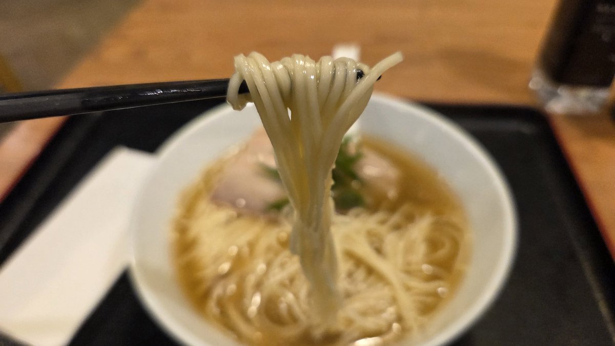 watarujin1110's tweet image. 淡麗"老豚"そば390THB(VAT, ｻ料別)
一燈@ Chid Lom
限定は売切れていたが未食麺を発注。バンコクでは珍しい黄金色のクリア豚骨。スープは豚骨清湯に白だしの返し。これは美味い！麺は滑らかな中細ストレート。トッピングはシンプルに柔らか豚バラとネギのみ。美味しく完飲完食。
#バンコク
#ラーメン