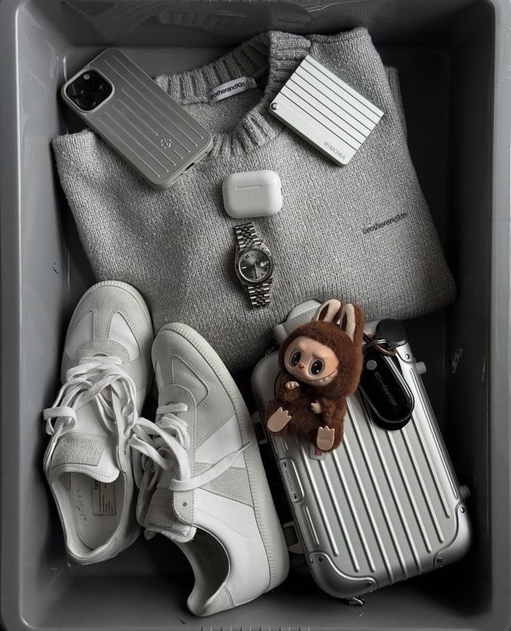 classyladylife's tweet photo. Airport tray essentials. https://t.co/HSEEDZLYMr