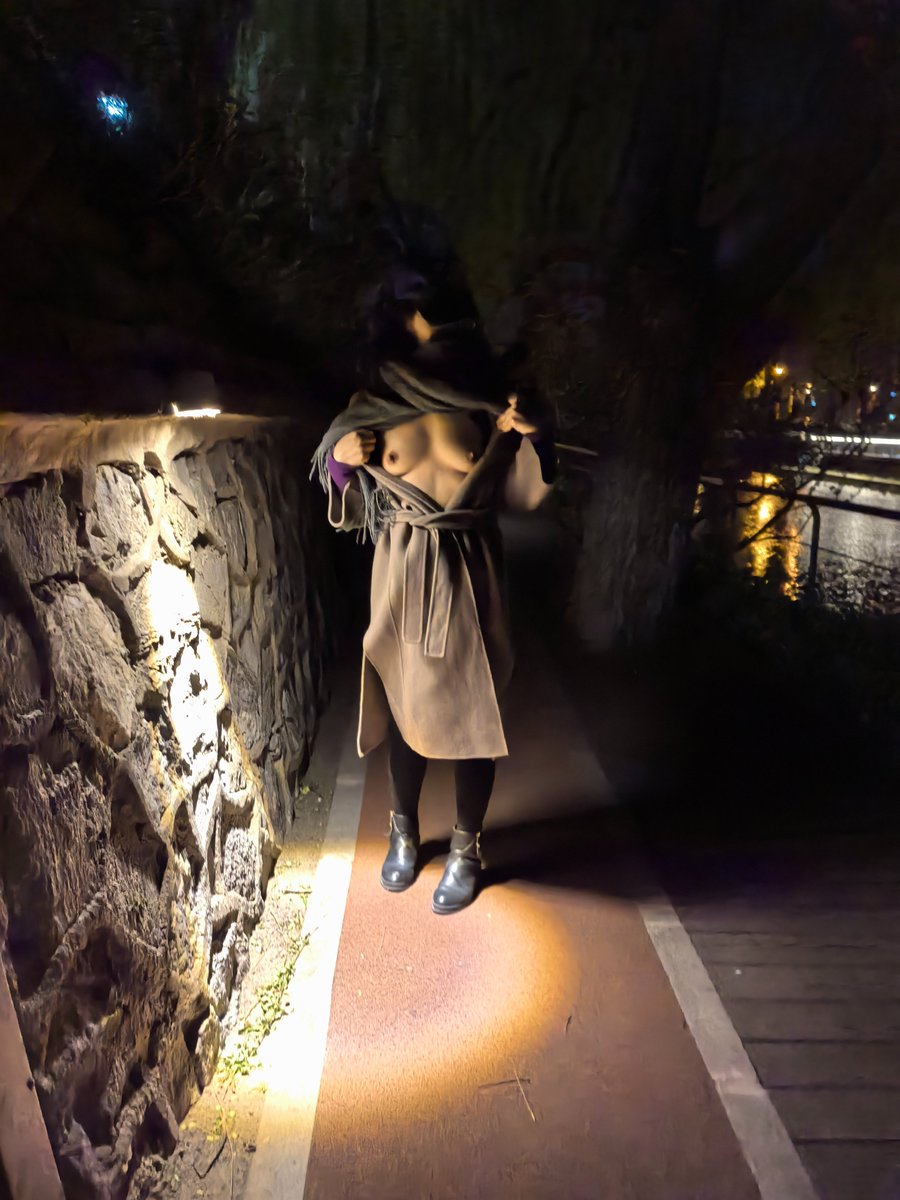 jiangougoul's tweet photo. 好久没露出了，灯光下的我如此美丽 https://t.co/48JZsSf7bM
