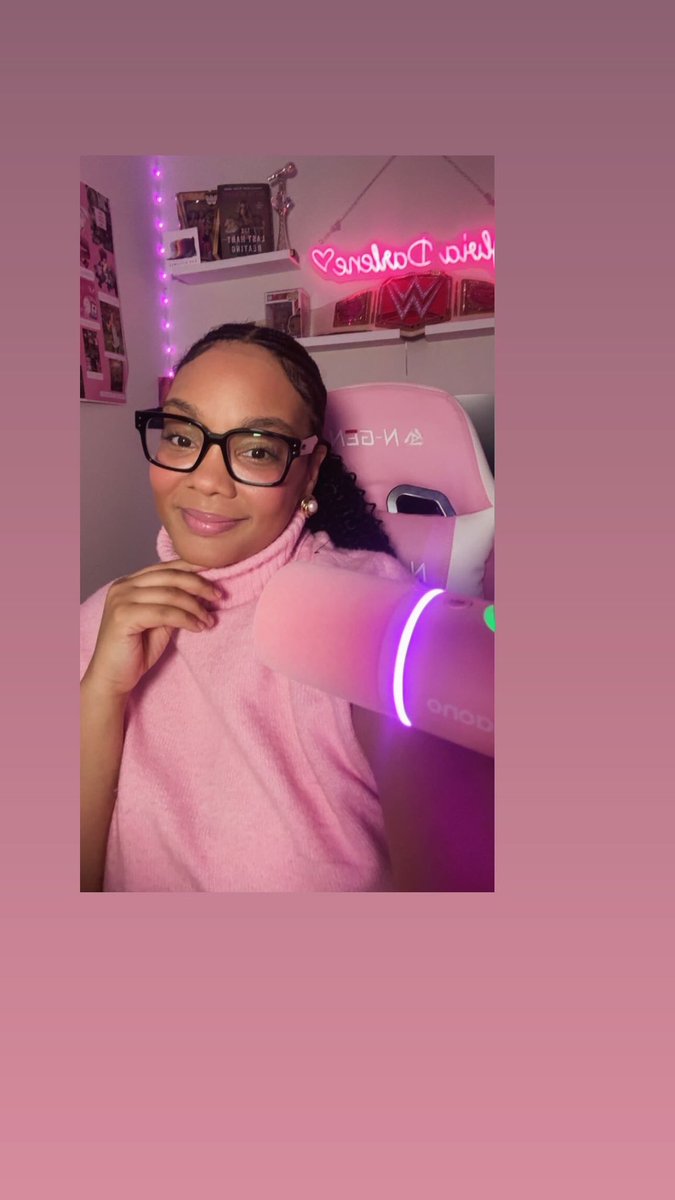 SylviaDarlene1's tweet photo. Just me, my mic, and good vibes only !#WomensWrestling #PinkAesthetic #StayGlowing #MediaContentCreator https://t.co/kxn6LwI1W5
