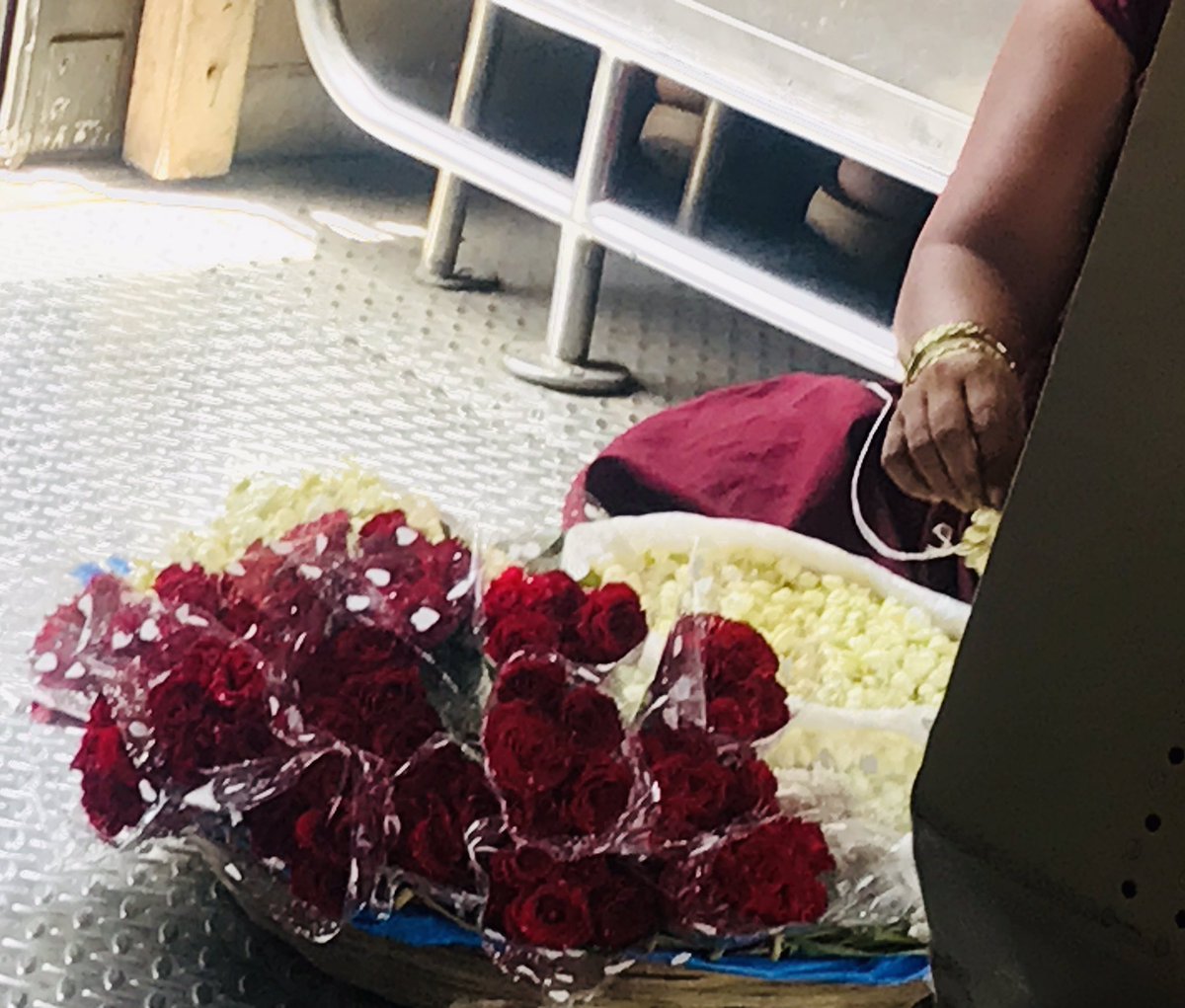 SiddhiSankalkar's tweet image. Roses red
For some it's love, for some it's daily bread
Life's ironies prick me like 'thorns', so many thoughts in my head
The buyer and the seller get off at the next station, humanity connects us all, it's an invisible thread

#poetry
#RandomThoughts