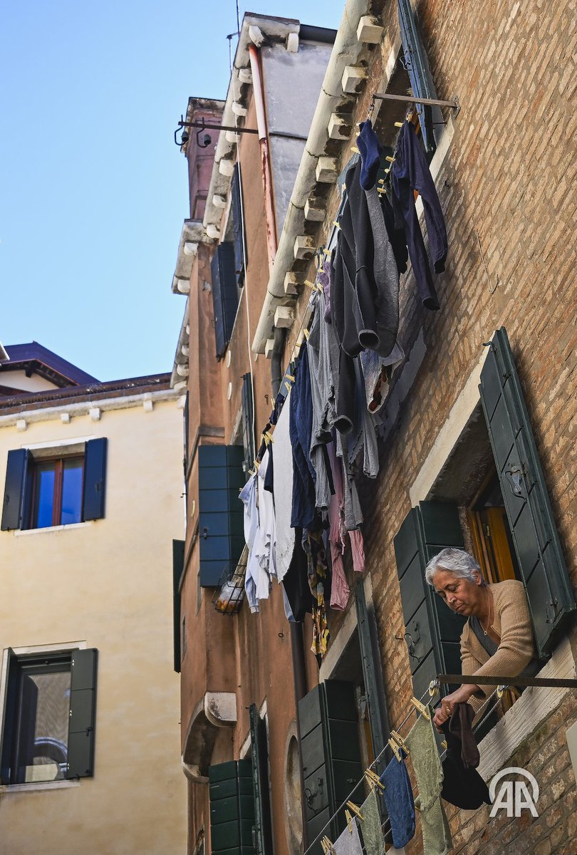 anadoluimages's tweet photo. A woman hangs laundry from her window in Venice, a UNESCO World Heritage site celebrated for its unique urban landscape and enduring cultural heritage https://t.co/vSBTuxTX7a

📸: Halil Sağırkaya https://t.co/mwoAsOEJIe