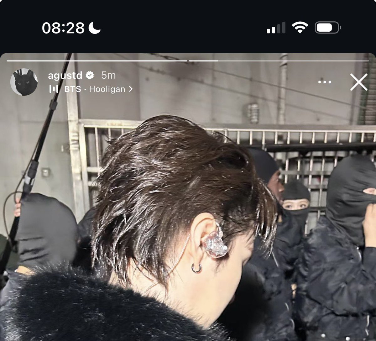 jungkookxharry's tweet photo. se bajo del escenario a poner una foto de tang de perfil skjskskskw te smo yoongi eres un verdadero papá gatuno https://t.co/OQbkO5stXf