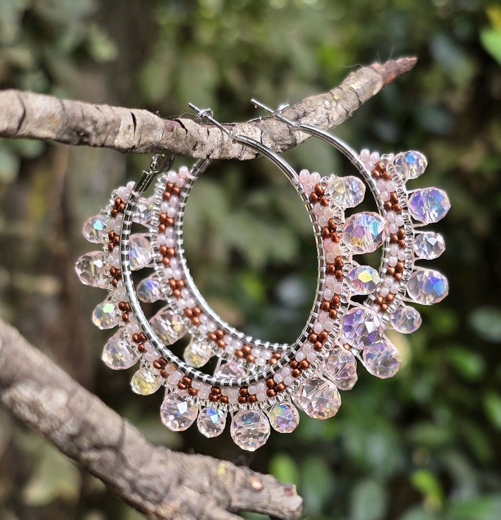 beauxbeautyblog's tweet image. Pink Champagne &amp;amp; Chocolate... beaded hoop earrings available in my Et$y shop @ tidd.ly/6414bf00 w/ FREE US shipping! Kukwstumckacw- thank you for looking! #AlaskaNative #FirstNations #NativeMade