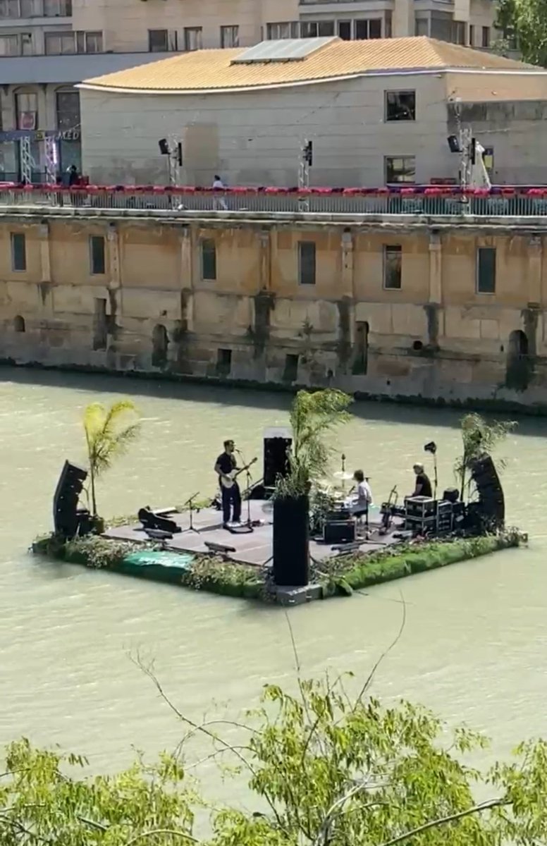 Un paso más en el maltrato al que lleva  sometiendo el <a href="/AytoMurcia/">Ayuntamiento de Murcia</a> al río Segura a su paso por la ciudad desde hace años. Este año toca convertirlo en una sala de conciertos con decibelios a tope. Si quedaba algún ser vivo en el cauce ya debe de estar remontando la contraparada.