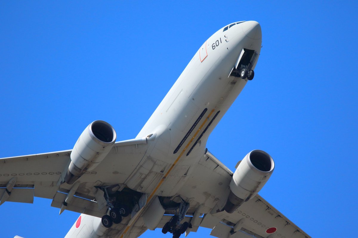 mt54_d's tweet photo. 2026.4.8    航空自衛隊小松基地

訓練でタッチアンドゴーを繰り返すKC-767。再離陸してすぐ、急上昇しながらランディングギアを収納する瞬間を捉えました。 https://t.co/NLV5TCi3ij