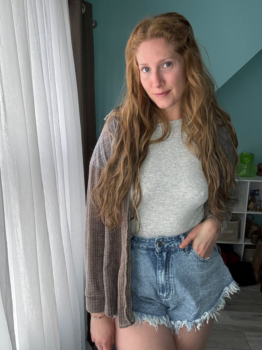 Becca Em Bloom tweet media