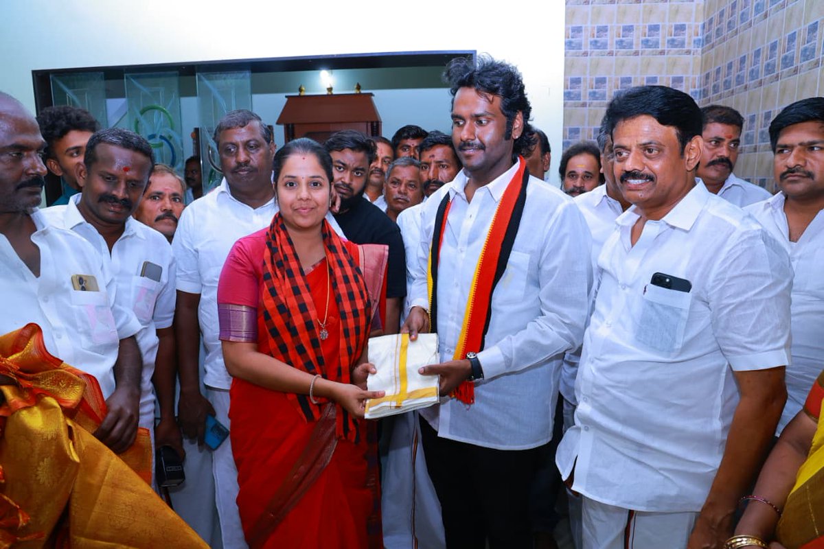 kirthiga_dmk's tweet photo. கேப்டன் விஜயகாந்த் அவர்களின் அருமை புதல்வரும், தேமுதிக இளைஞரணி தலைவருமான திரு. விஜயபிரபாகரன் அவர்களை மரியாதை நிமித்தமாக சந்தித்தோம்.
#UnityInPolitics
#TamilNaduPolitics
#வெல்வோம்_ஒன்றாக https://t.co/UwEGbAnIZd