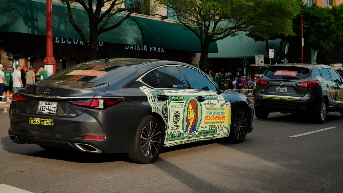 carvertise's tweet image. Spotted in Houston 👀

@Rahgozarlaw used a targeted swarm to stay visible around the stadium during the World Baseball Classic.

Wrapped in money, and hard to miss.

That kind of visibility drives real brand recall. 

#BrandActivation #OOHAdvertising #RideshareAdvertising
