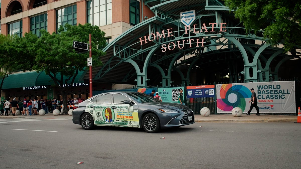 carvertise's tweet image. Spotted in Houston 👀

@Rahgozarlaw used a targeted swarm to stay visible around the stadium during the World Baseball Classic.

Wrapped in money, and hard to miss.

That kind of visibility drives real brand recall. 

#BrandActivation #OOHAdvertising #RideshareAdvertising