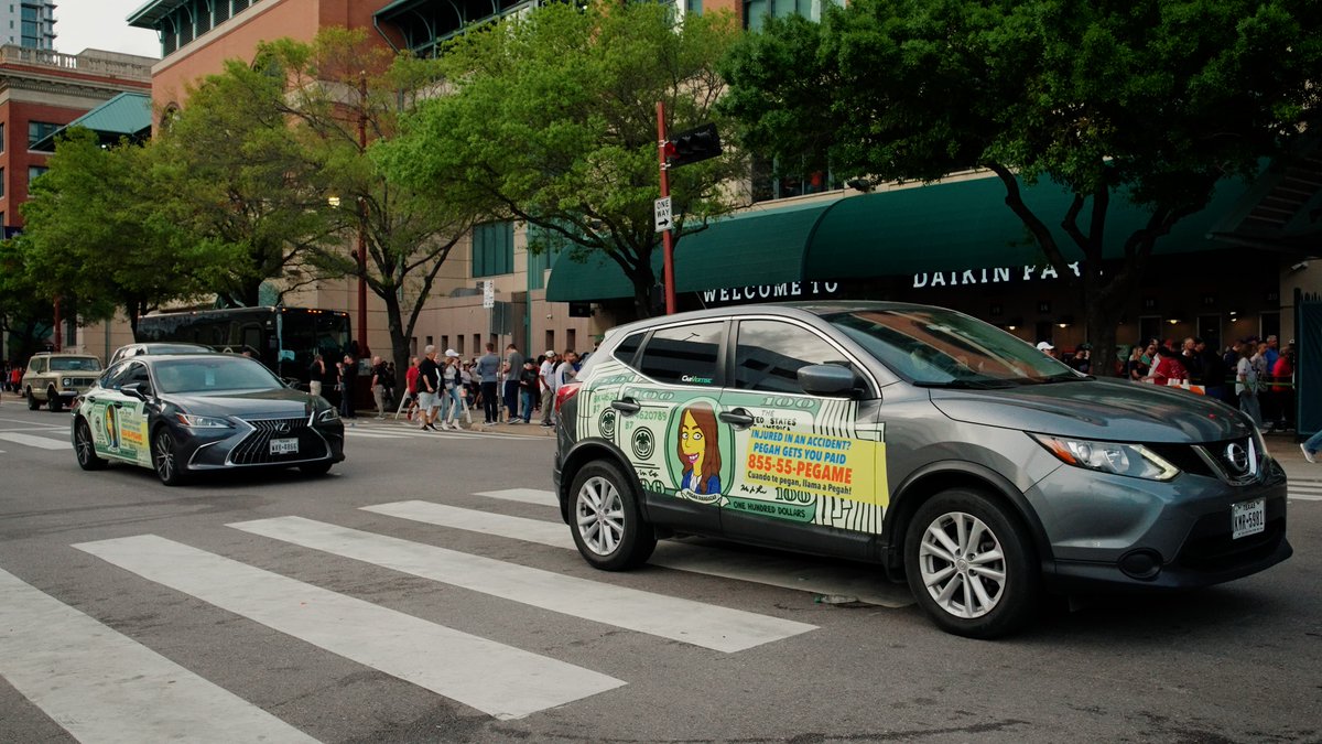 carvertise's tweet image. Spotted in Houston 👀

@Rahgozarlaw used a targeted swarm to stay visible around the stadium during the World Baseball Classic.

Wrapped in money, and hard to miss.

That kind of visibility drives real brand recall. 

#BrandActivation #OOHAdvertising #RideshareAdvertising
