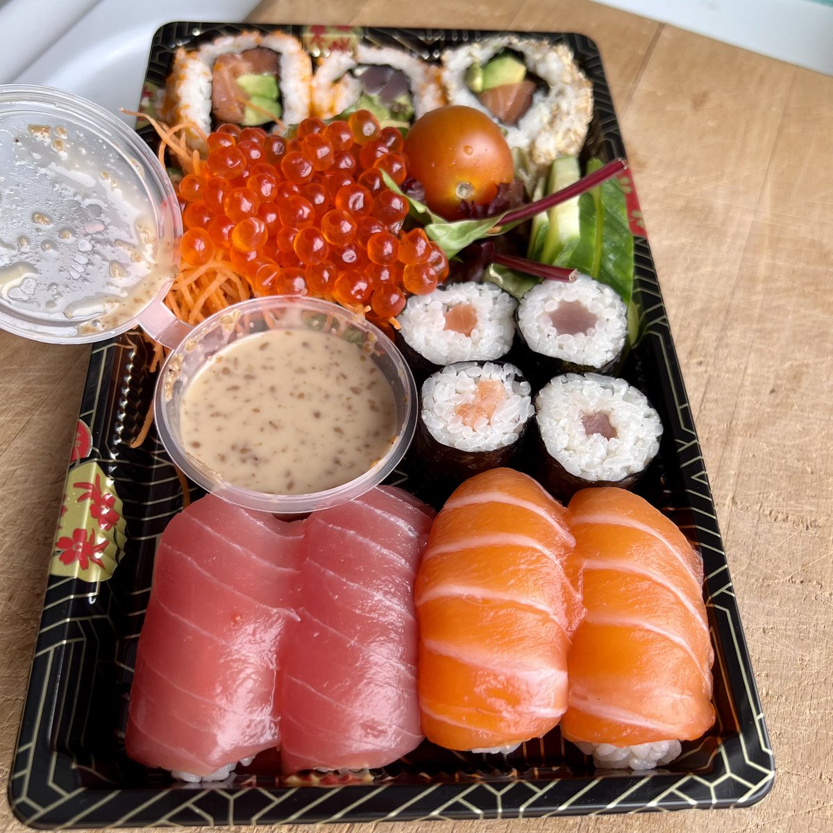 bellaphon's tweet photo. Château de Tracy Pouilly-Fumé 2023.
Japanese nosh.
.
.
.
#sushi #salmon #ikura
#wein #vinho #wine #vino #winepairing #vindefrance #Frenchwine #vinfrancais #chateaudetracy #pouillyfumé #pouillyfume #sauvignonblanc 
#londonfood #londoneats https://t.co/13ixUyky6P