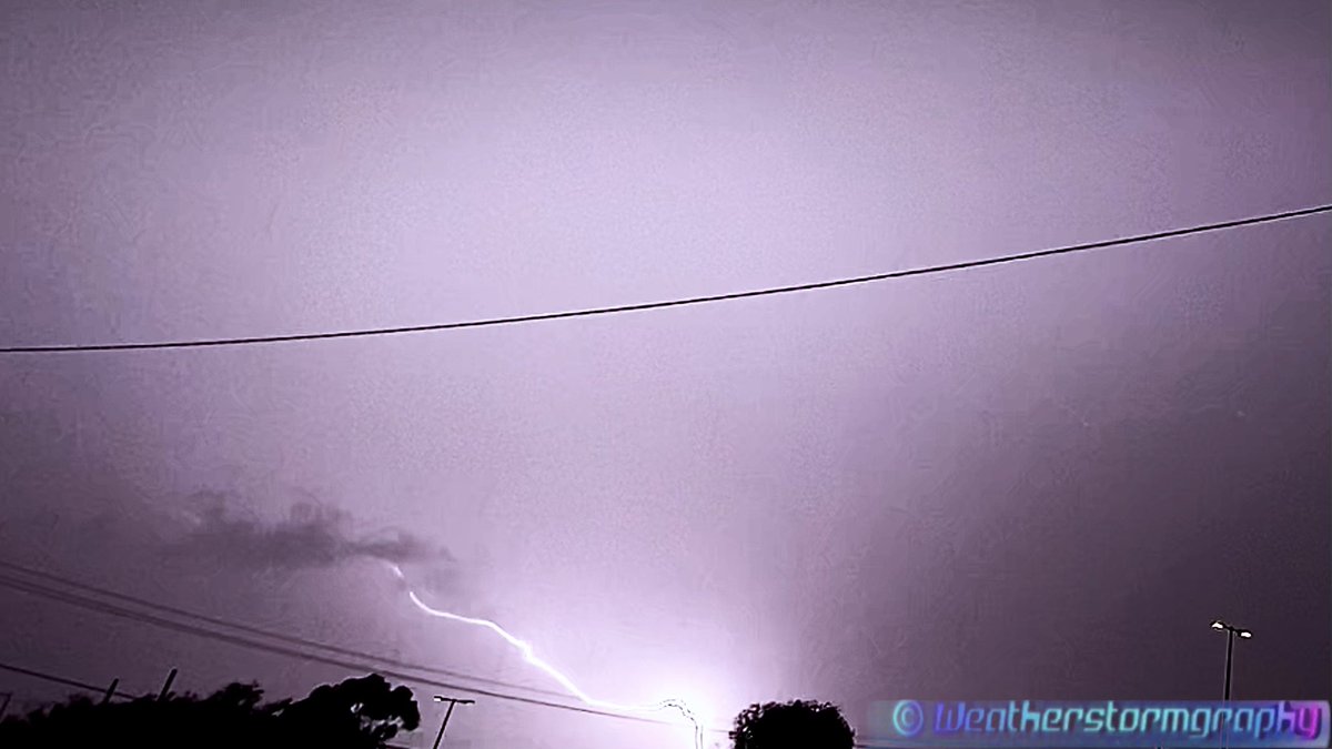 weathergraphy's tweet photo. 1/2 This afternoon’s powerful severe thunderstorm across NW Melbourne. Probably the best April lightning since 2017 &amp; 2009.

@BOM_Vic @OzIndustries @po1983 @MetalcoreMagpie @Hailmo @The_FishmanAU #lightning #thunderstorm #Melbourneweather #Melbweather #Melbourne
Another thread⬇️ https://t.co/4K3lSaBsgc