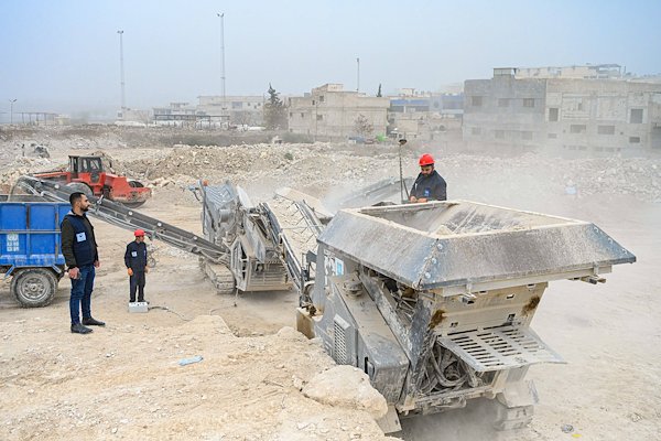 UndpSyria's tweet image. ✨After years of conflict, cities across #Syria remain littered with debris &amp;amp; explosive hazards that block safe returns &amp;amp; rebuilding.

🙏 Thanks to #PartnersAtCore, @UNDP has cleared 2.1 million m³ of rubble, helping lay the foundation for #recovery.

🔗 go.undp.org/SyE