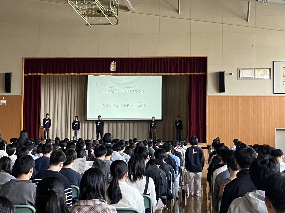 昨日、4月8日は入学式にて校歌披露を、今日9日は校歌、応援歌指導をしました！新入生の皆さん、ご入学おめでとうございます！音楽部は4階6組側、視聴覚室にて活動中です！ぜひ遊びに来てください！！