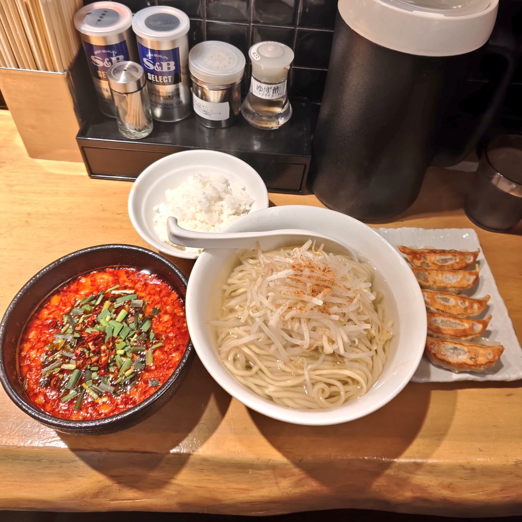 kani_tama's tweet photo. 釜揚げ式台湾つけ麺 麺大盛り
小ライス 焼きギョーザ(タレ抜き)
ハッピーセットにギョーザを追加でウルトラハッピーセットの完成
ギョーザはタレをキャンセルして台湾つけ汁をタレがわりにして食べると即死級に合う!みんなもぜひやってくれ!ごちそうさまでした!
#ふじ屋NOODLE
#FUJIYER
#HIRAMER https://t.co/iCRq1Uc5Q1