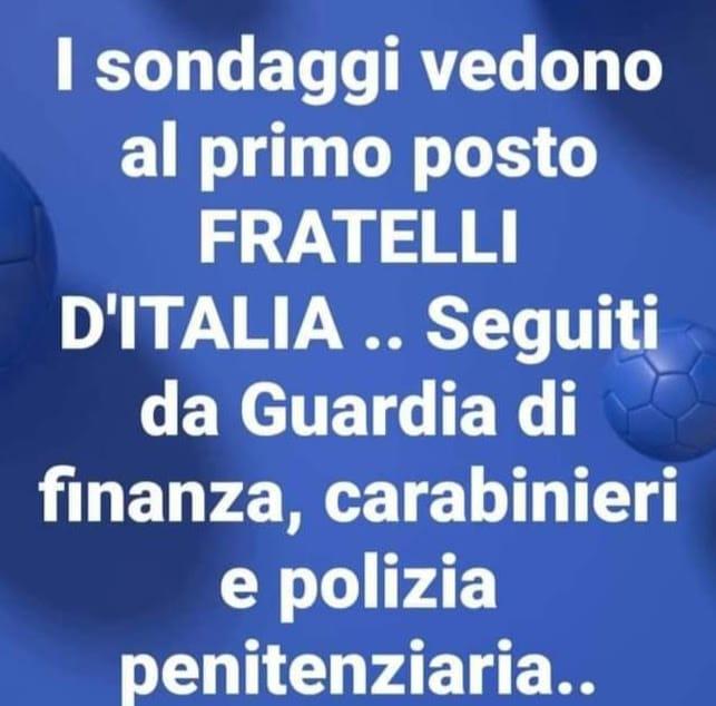 Ebeti che fingono di non sapere che il soggetto nell'inchiesta di #Report reggente del clan #senese , NON ERA UN FAN QUALSIASI CAPITATO LI PER CASO. Ma era in prima fila portato dai dirigenti di #FDI ed aveva un pass nominativo per entrare ed uscire dal Parlamento quando voleva.