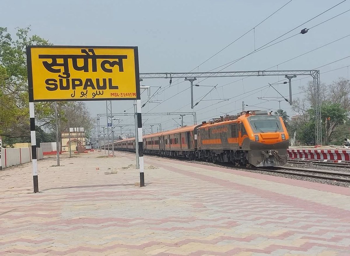 SupaulVoice's tweet photo. सुपौल से दिल्ली के लिए नई ट्रेन जरूरी है, क्योंकि 15565/66 वैशाली एक्सप्रेस हमेशा भारी वेटिंग में चलती है। 04059/60 सुपौल–नई दिल्ली स्पेशल भी सुपरहिट रहने के बावजूद कुछ ट्रिप बाद बंद हो गई। आग्रह है कि ललितग्राम से नई दिल्ली तक नई ट्रेन चलाई जाए।
@RailMinIndia @ECRlyHJP @spjdivn https://t.co/Za7oSDit8A