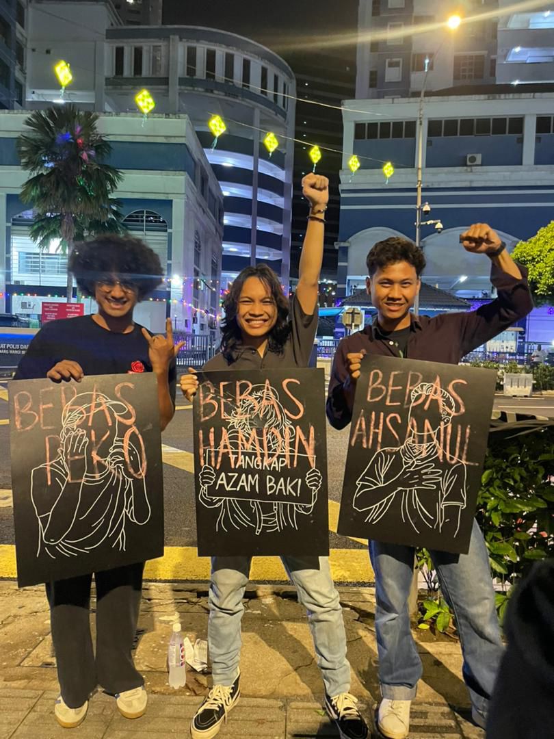 article19org's tweet photo. ARTICLE 19 welcomes the release of 3 anti-corruption protesters – but they should have never been arrested in the first place.

The Malaysian government must stop intimidating people who speak out and protect their right to free expression.

https://t.co/tUsu6Gs8IS https://t.co/zRgavoqBBg