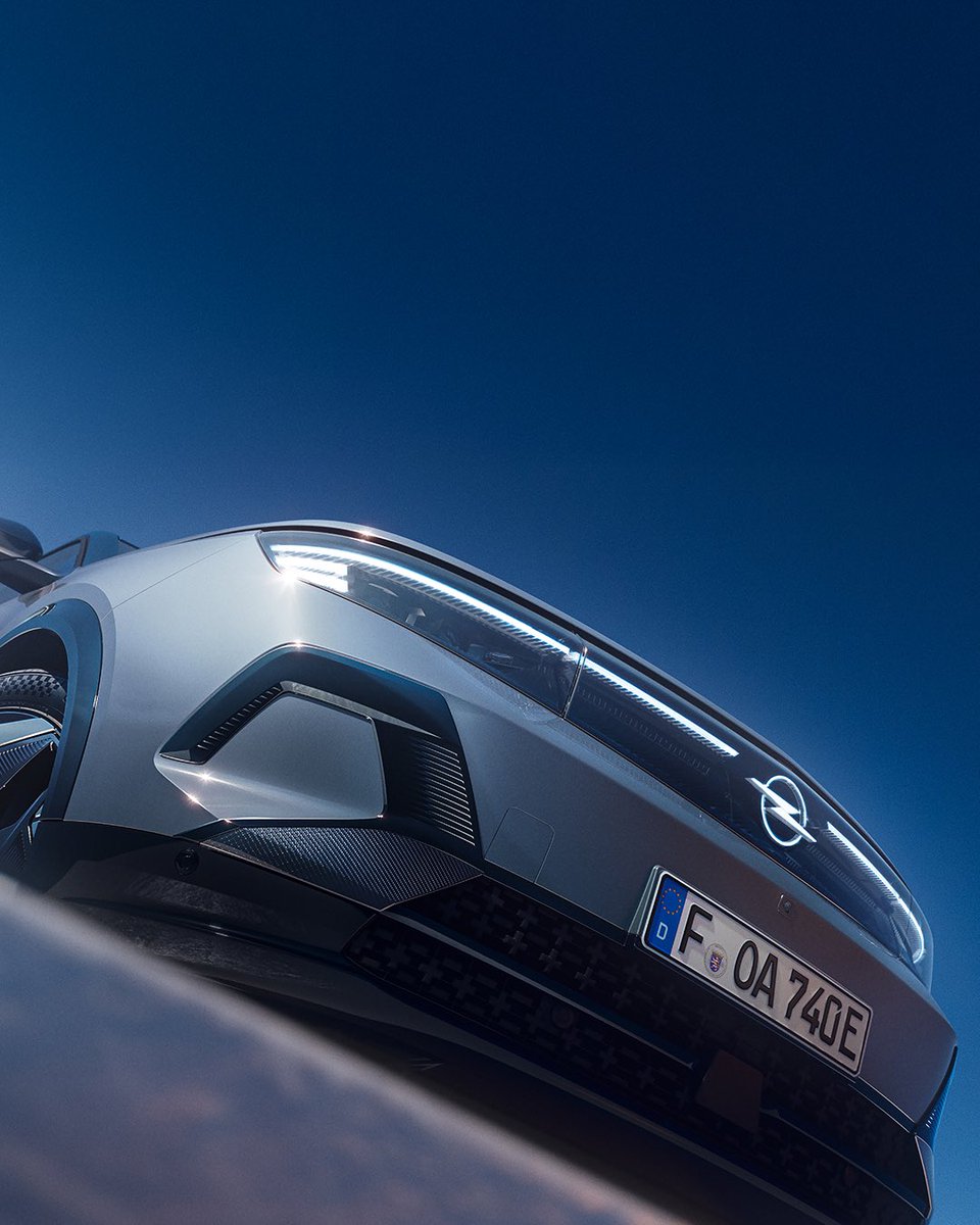 OpelTurkiye's tweet image. GRAND buluşma! Yenilenmiş tasarımı ve teknolojik özellikleriyle Yeni Opel Grandland Elektrik AWD, yolculuklara enerji katmaya geliyor.
 
#ThisIsOpel #Opel #AWD