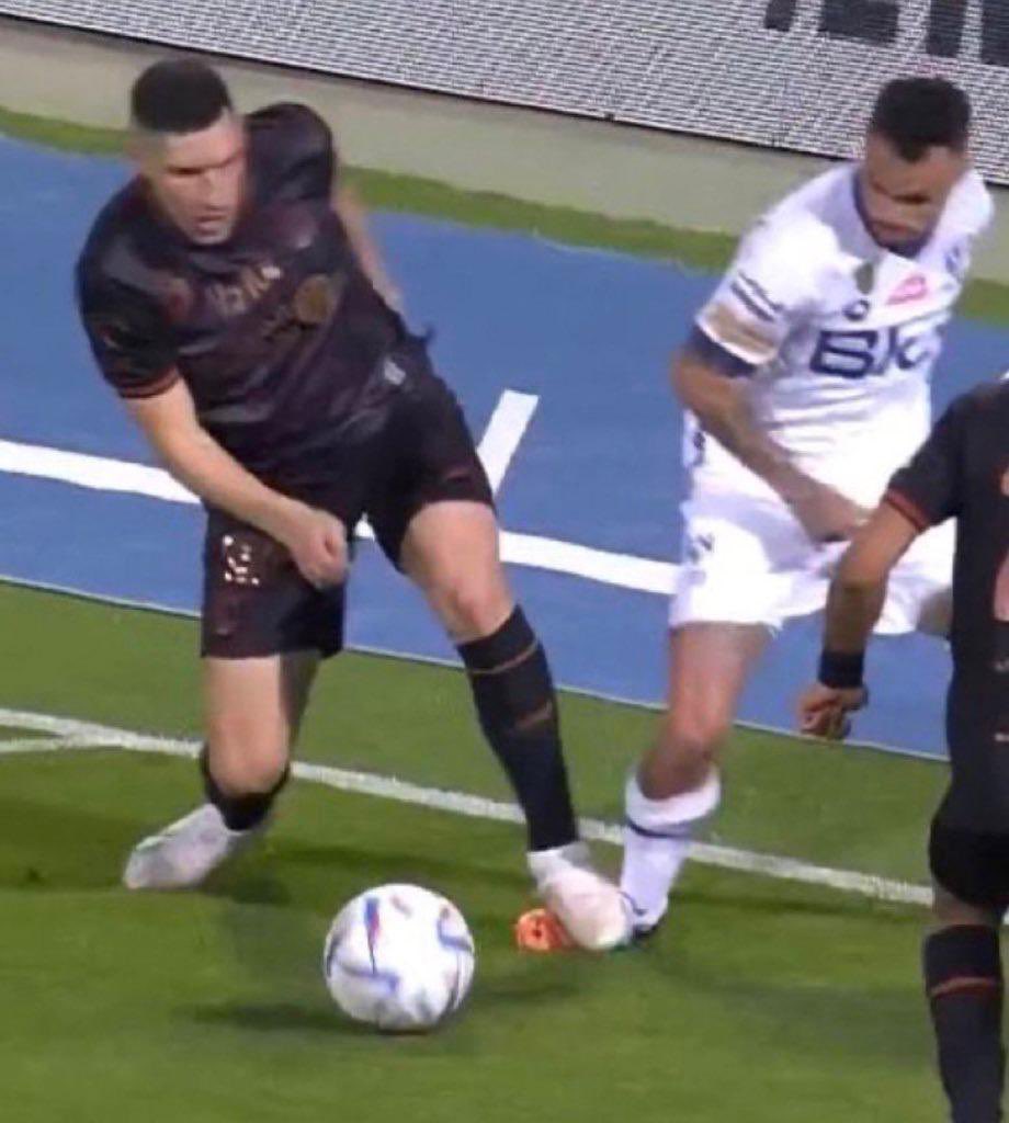 <a href="/saudiFF/">الاتحاد السعودي لكرة القدم</a> ياليت الاستاذ عبدالله بما انه اختير حكم فار يقولون لنا  كيف حسب لقطة النجمة بلنتي كحكم ساحة وبعدها بكم يوم كحكم فار طلب من الحكم الغاء بلنتي الاهلي؟ الوسط الرياضي يحتاج تثقيف وتنوير وحكم فار كاس عالم خير من يقوم بذلك. وياليت بعد يشرح كحكم فار ليه شاف ان لقطة ميشيل ماتستاهل حتى