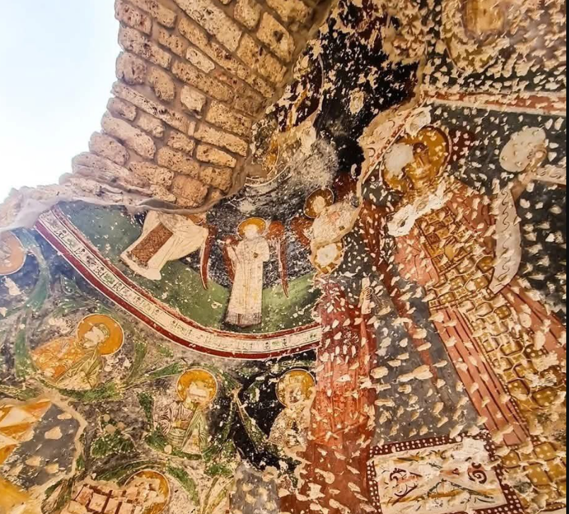 BoyanBoki's tweet photo. @SeerofArbanon @MarkoMarko82667 @Brka1914 @xhinzoje Can you tell us what are all these little holes on freska? What caused damage to it and made so many of them? https://t.co/a8cSxkbCXY