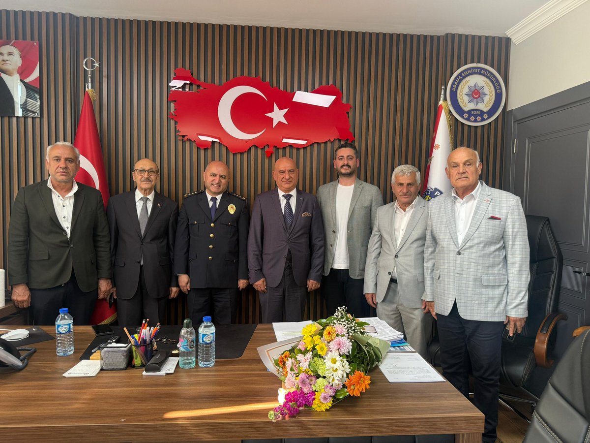 İlçe Başkanımız Mehmet ŞAHİN ve yönetim kurulu üyelerimiz, Polis Haftası münasebetiyle Çukurova İlçe Emniyet Müdürü Tayfun İLHAN beyefendiyi makamında ziyaret etti.

Türk Polis Teşkilatımızın fedakârca yürüttüğü görevler dolayısıyla kendilerine teşekkür ediyor, tüm emniyet