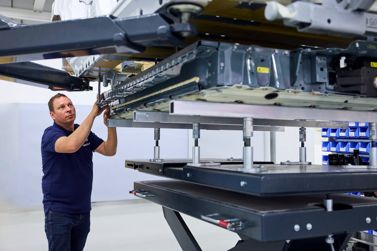 fuelcellsworks's tweet image. The @BMW iX5 Hydrogen features a new flat #hydrogen tank boosting range to 750 km, optimizing space, and enabling flexible multi-drivetrain production—all while preserving BMW performance. 

#HydrogenNow #Mobility #FuelCells

fcw.sh/AxvGqQ