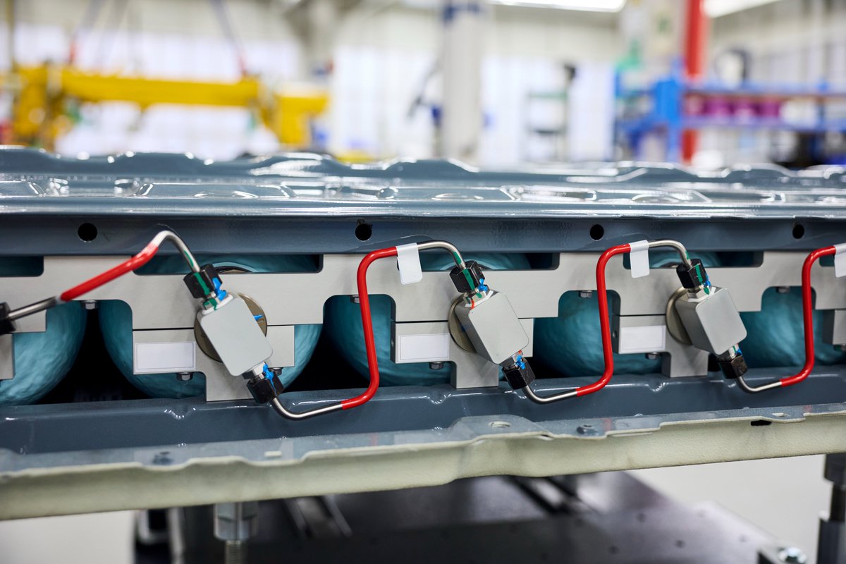 fuelcellsworks's tweet image. The @BMW iX5 Hydrogen features a new flat #hydrogen tank boosting range to 750 km, optimizing space, and enabling flexible multi-drivetrain production—all while preserving BMW performance. 

#HydrogenNow #Mobility #FuelCells

fcw.sh/AxvGqQ