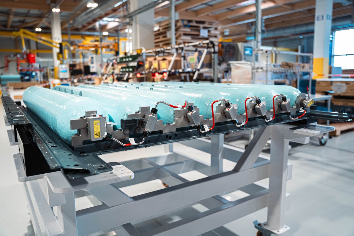 fuelcellsworks's tweet image. The @BMW iX5 Hydrogen features a new flat #hydrogen tank boosting range to 750 km, optimizing space, and enabling flexible multi-drivetrain production—all while preserving BMW performance. 

#HydrogenNow #Mobility #FuelCells

fcw.sh/AxvGqQ