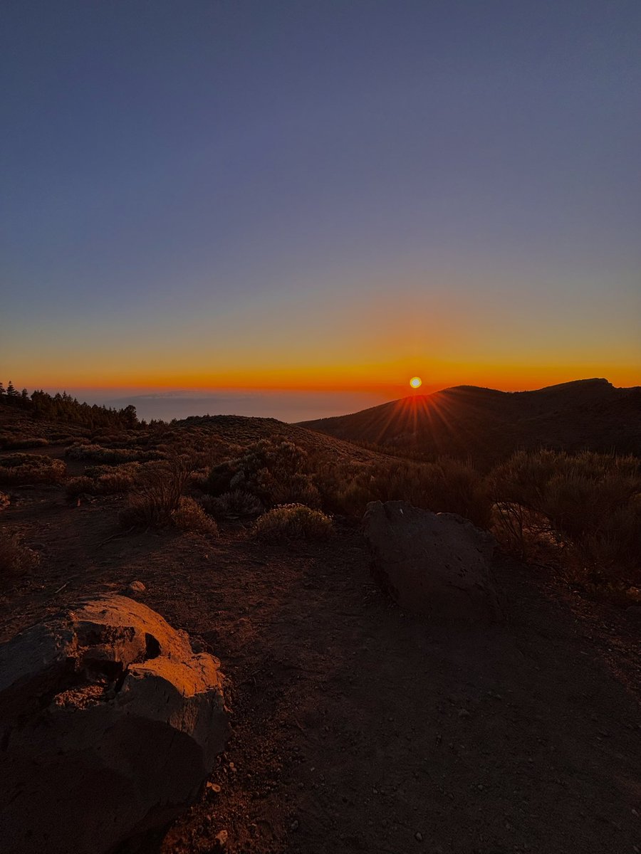 adeeleuh's tweet photo. @Clar_roche Tenerife vraiment, micro climat toute l'année, grande île donc 2 types de paysages différents, plages, resto, bars, soirées, randonnées, sorties sur le Teid etc... y'en a vraiment pour tous les goûts !
La vie sur place est vraiment pas chère, et c'est MAGNIFIQUE ! https://t.co/703t6YBGVp