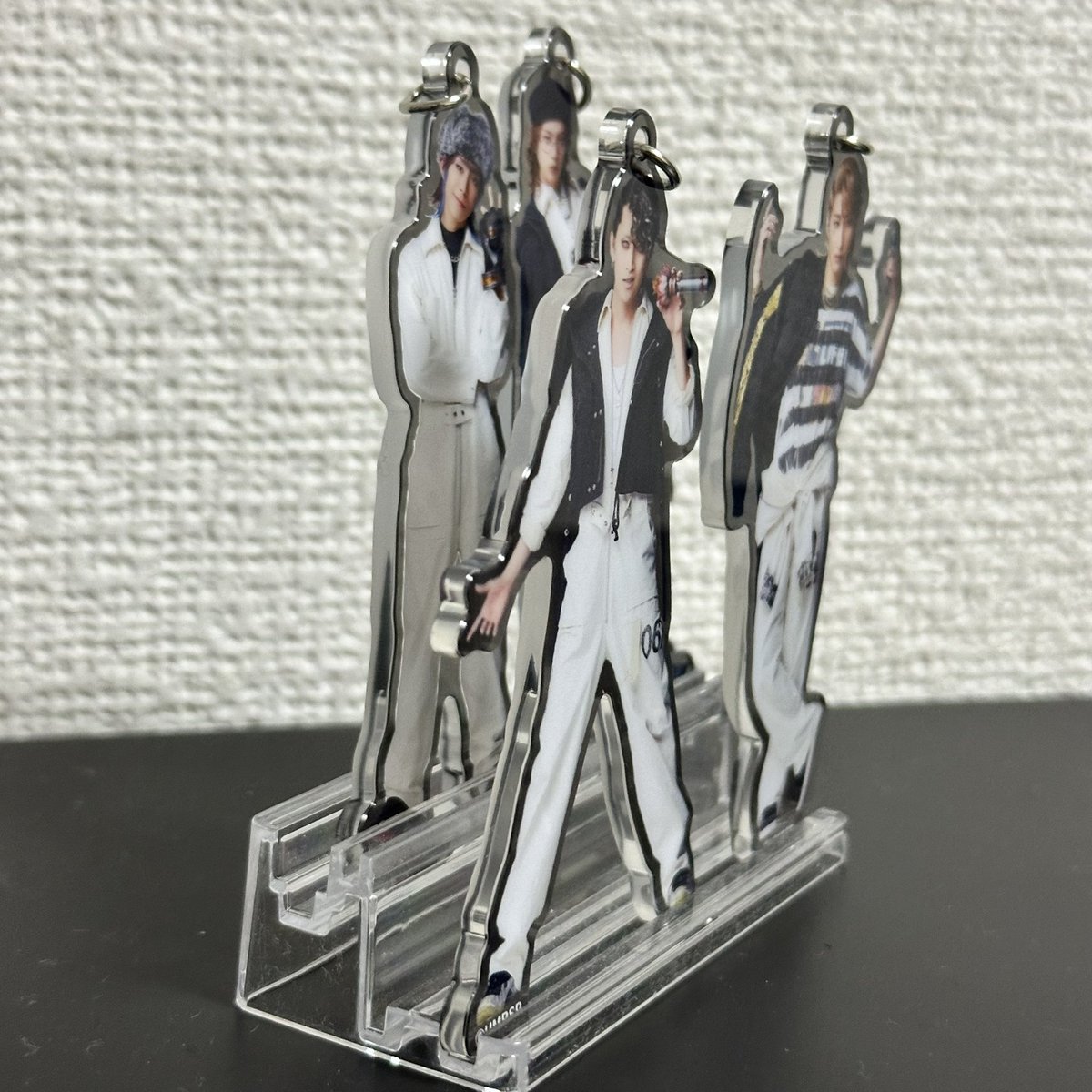 akane1259317's tweet image. 今回のD4はアクリルチャームだから
立たないのが残念なとこだったんだけど
最適解を見つけた気がする。
これだわ。
段差でちゃんと4人の顔見えるし、何と言っても自立しないから前後2人ずつで支え合って立ってるのかわいい🤣
#ヒプステ　#D4   #FMOD