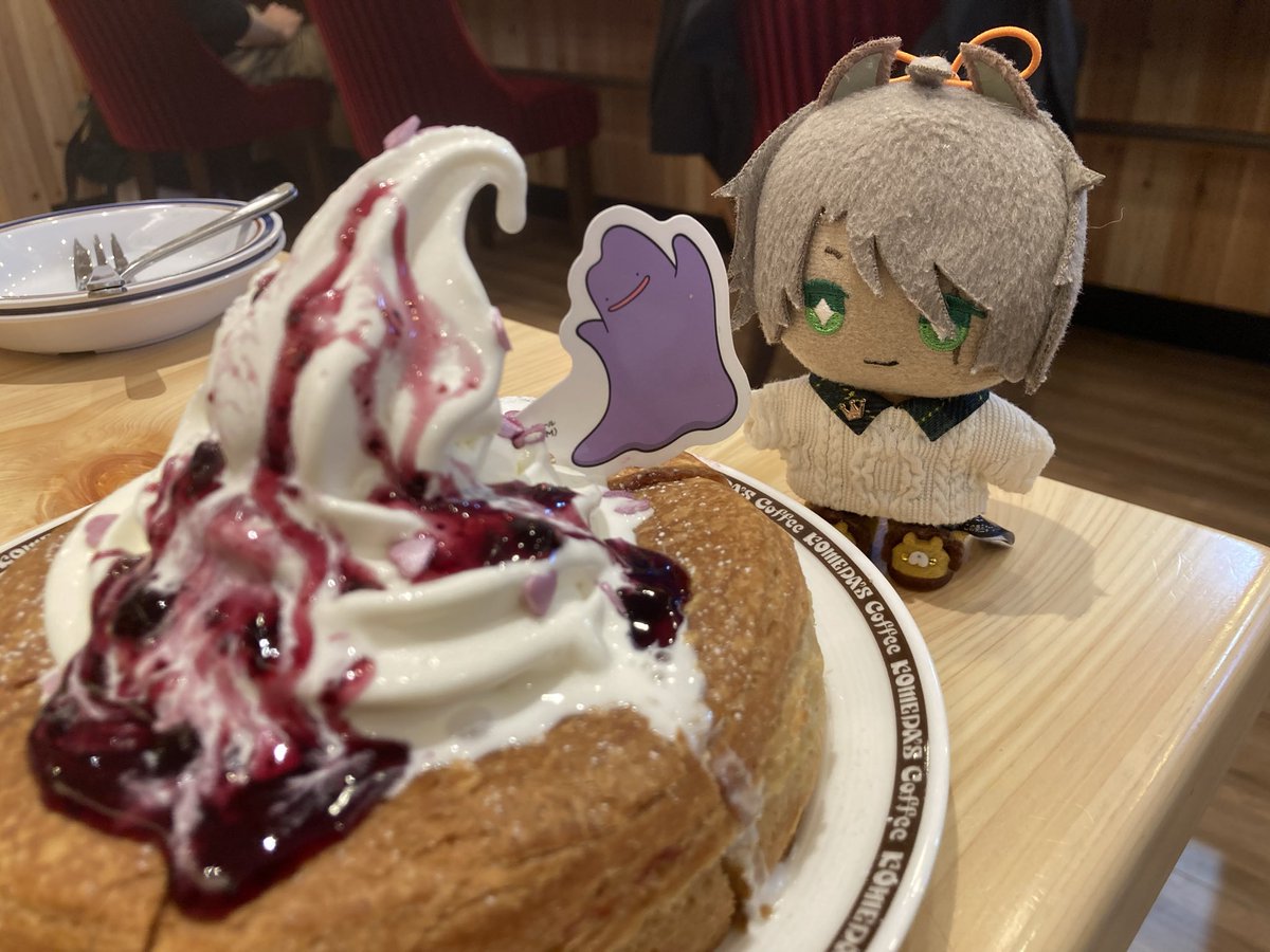 ソフトクリームと格闘するメタモンを眺めるぬい