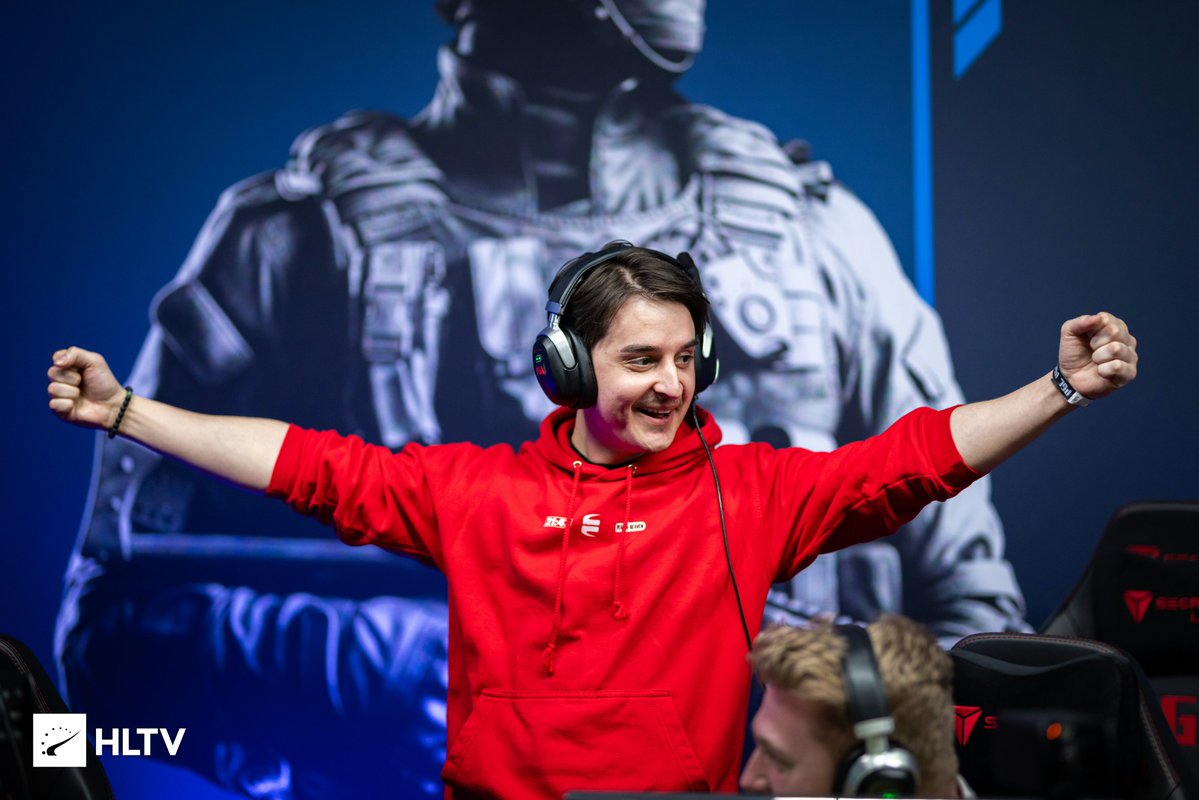 EYEBALLERS tweet media